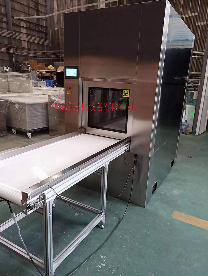 輸送帶傳遞窗還可吹淋被傳遞物品的表面，防止物品可能攜帶塵埃進入潔凈室。