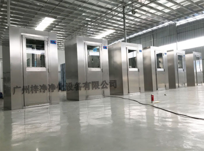 全不銹風淋室采用全不銹鋼材質制造，具有良好的耐腐蝕性、耐高溫性和耐磨損性。