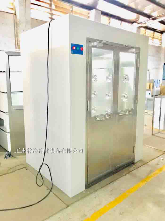 烤漆風淋室采用冷軋鋼板作為基材，表面經過烤漆處理。