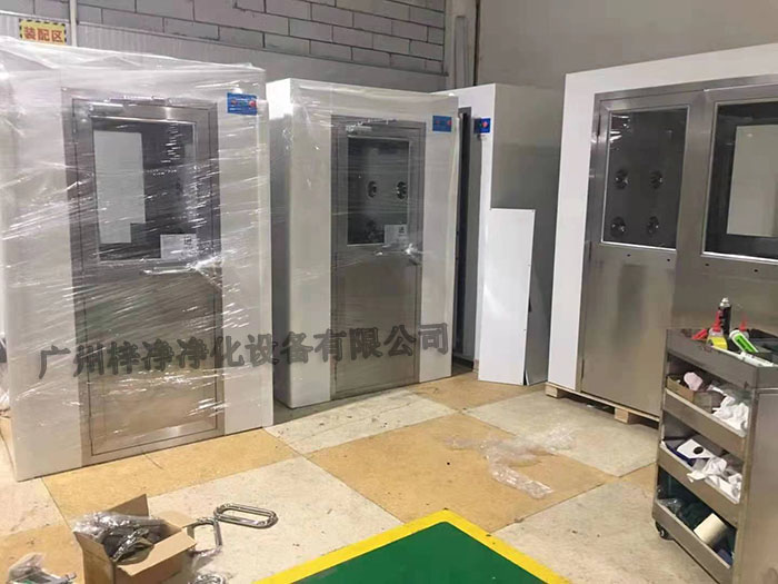 風(fēng)淋室作為一種重要的凈化設(shè)備，廣泛應(yīng)用于無塵室、電子、制藥等行業(yè)。