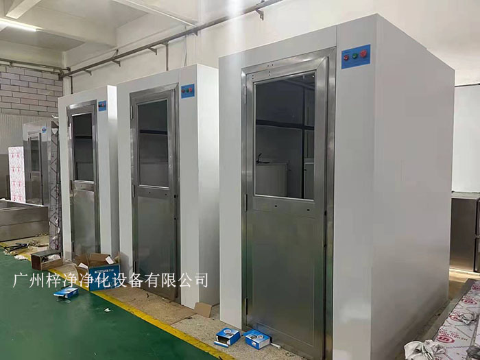 風(fēng)淋室是一種用于去除或減少人員進(jìn)入潔凈區(qū)前身上的塵埃和微粒的設(shè)備。
