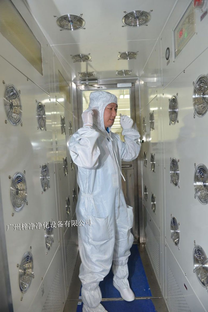 進入風淋室前，請確保穿著符合要求的潔凈服，包括帽子、口罩、鞋套等。