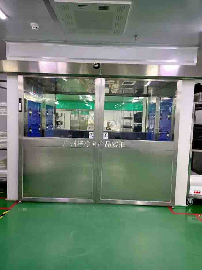 自動平開門風(fēng)淋室是操作人員進(jìn)出的潔凈通道