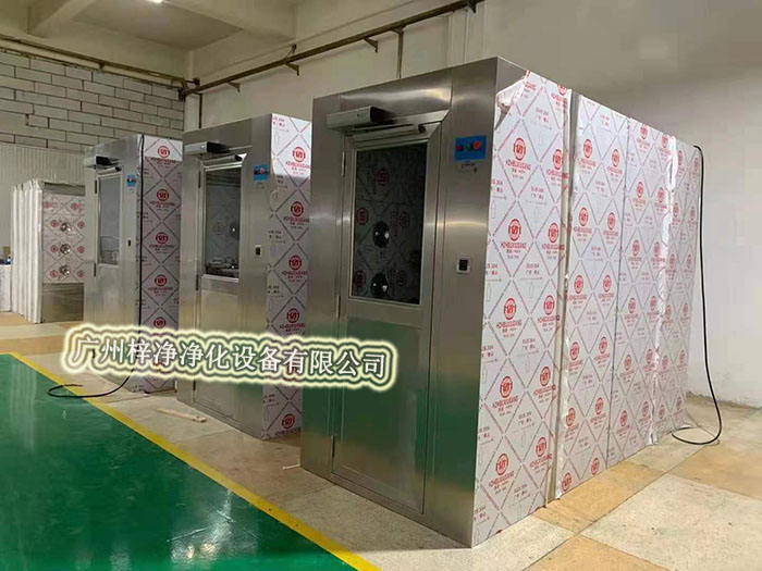 風淋室通過高速氣流將塵埃吹離工作人員的衣物和頭發(fā)，有效降低了進入潔凈室內(nèi)的塵埃量，從而維護了潔凈室內(nèi)的空氣質(zhì)量。