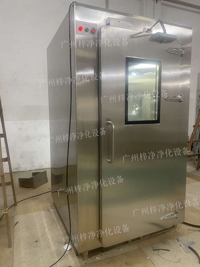 高端滿焊風淋室采用滿焊接工藝，無縫連接，防止塵埃進入，確保潔凈室的空氣質(zhì)量。