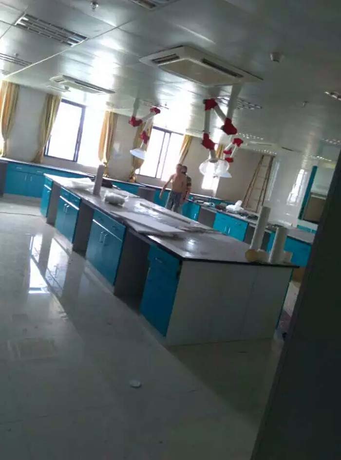 實驗臺應安裝在穩(wěn)固的支撐結構上，確保實驗臺在使用過程中的穩(wěn)定性。