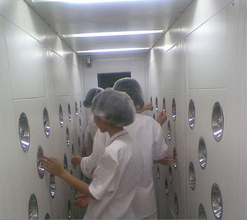 在進入風淋室之前，必須先脫去個人衣物，更換成潔凈服。