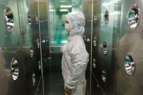 風(fēng)淋室和貨淋室吹淋過程產(chǎn)生的灰塵通過三重機(jī)制實(shí)現(xiàn)定向處理。