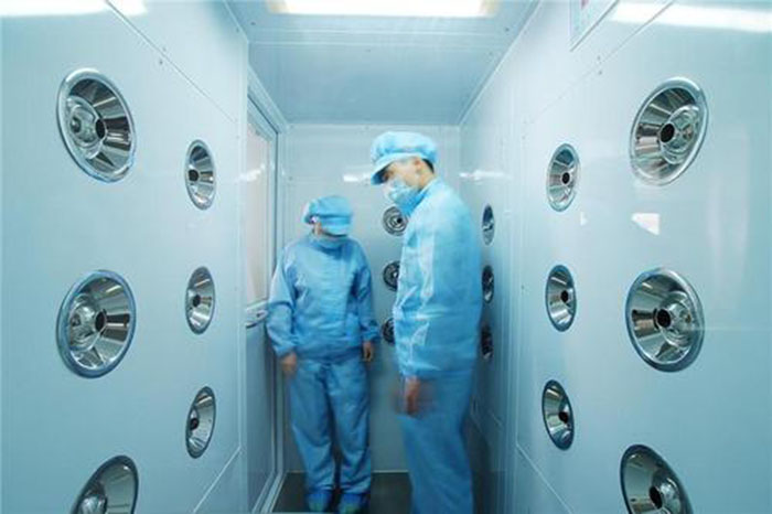 進入風淋室前，應佩戴專用鞋套和帽子，鞋套應與地面接觸面完全覆蓋，帽子則應能覆蓋頭發，防止頭發飛揚。