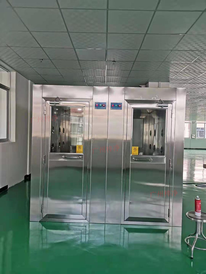 風淋室主要功能是通過快速氣流的作用，去除人員和物料表面攜帶的塵埃和微生物，以確保進入潔凈室的人員和物料不會污染車間環境。