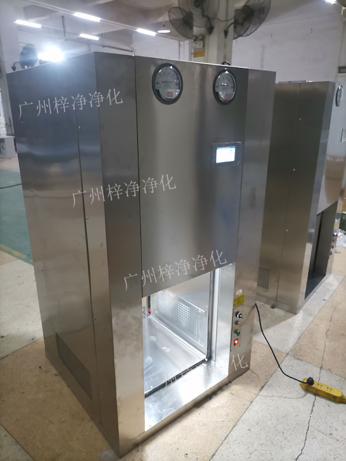 當(dāng)傳遞窗與機(jī)器人連接時(shí)，機(jī)器人可以自動(dòng)從傳遞窗中取出或放入物料，實(shí)現(xiàn)物料的自動(dòng)傳遞。