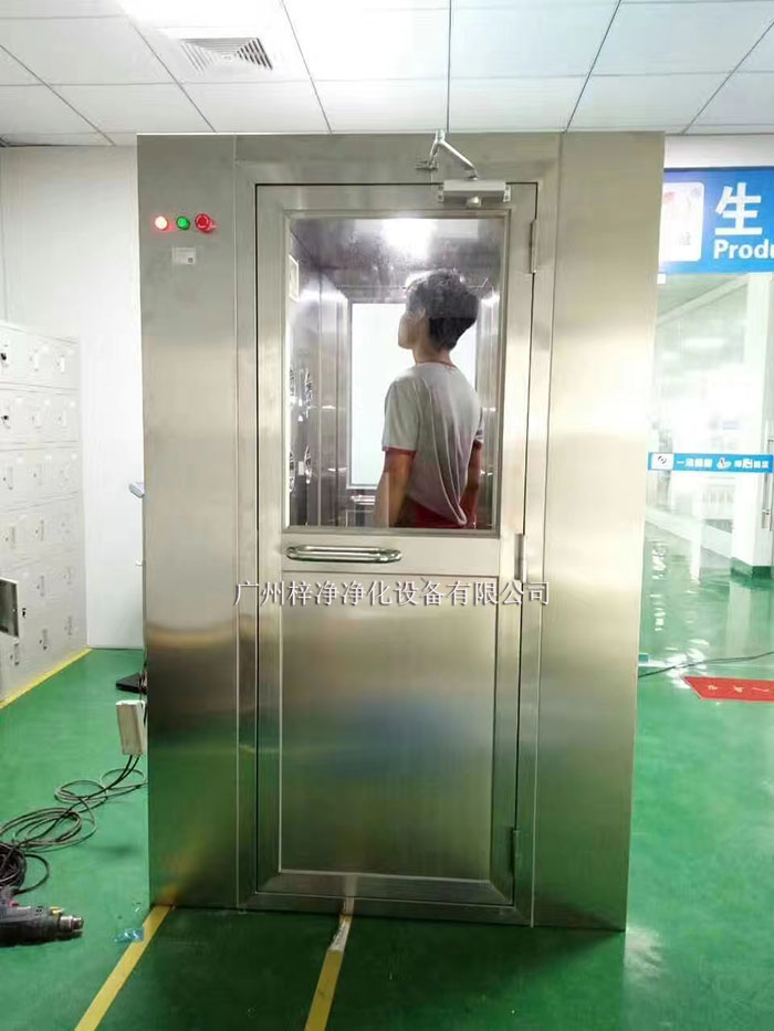 風(fēng)淋室廣泛應(yīng)用于電子、制藥、食品、精密儀器制造等行業(yè)。