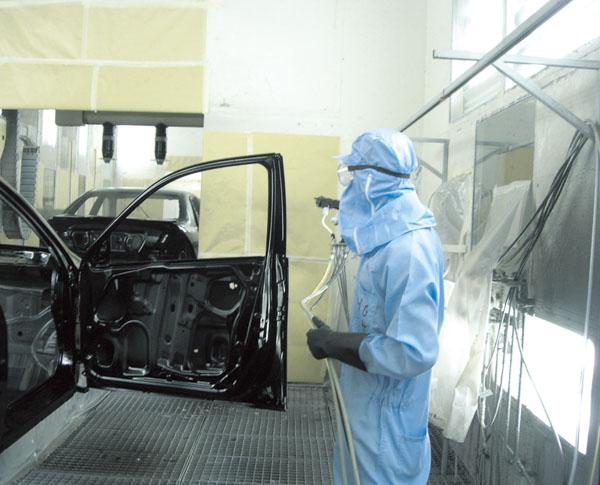 汽車涂裝車間生產工人穿著防靜電連體服正在工作
