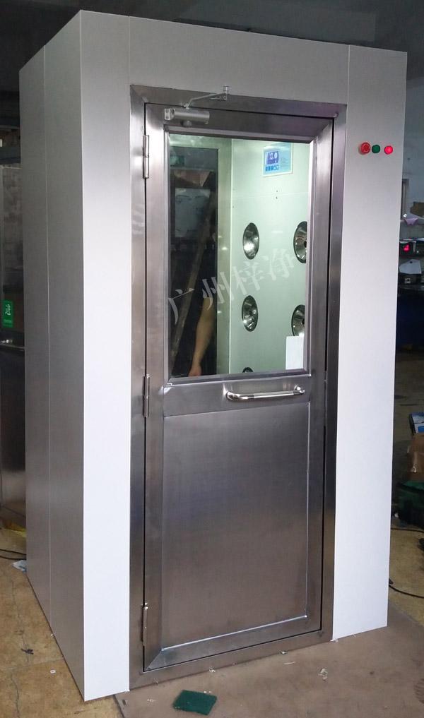 1200型風(fēng)淋室是進(jìn)入潔凈室所必需的通道，可以減少進(jìn)出潔凈室所帶來(lái)的污染問(wèn)題。